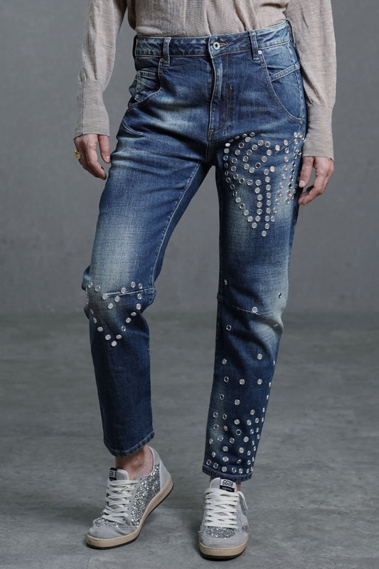 Jean slim bleu en denim rigide orné de clous métalliques