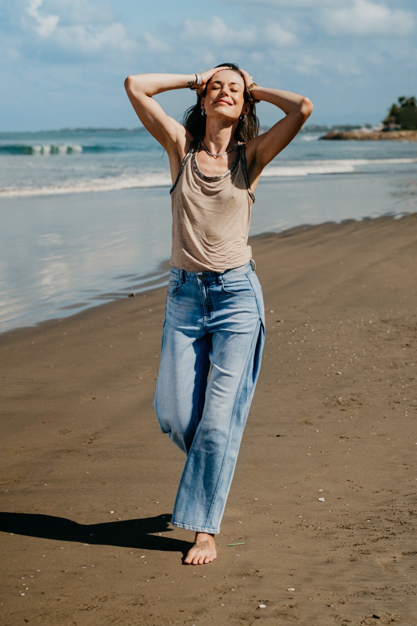 SW1869 Light Blue Wash Side-Panel Wide Leg Jeans styling look