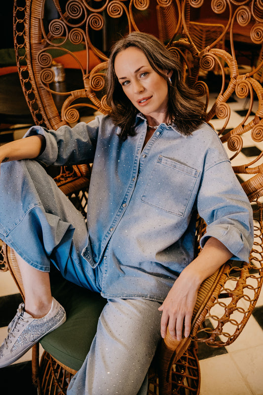 Chemise en jean bleu clair délavée à strass