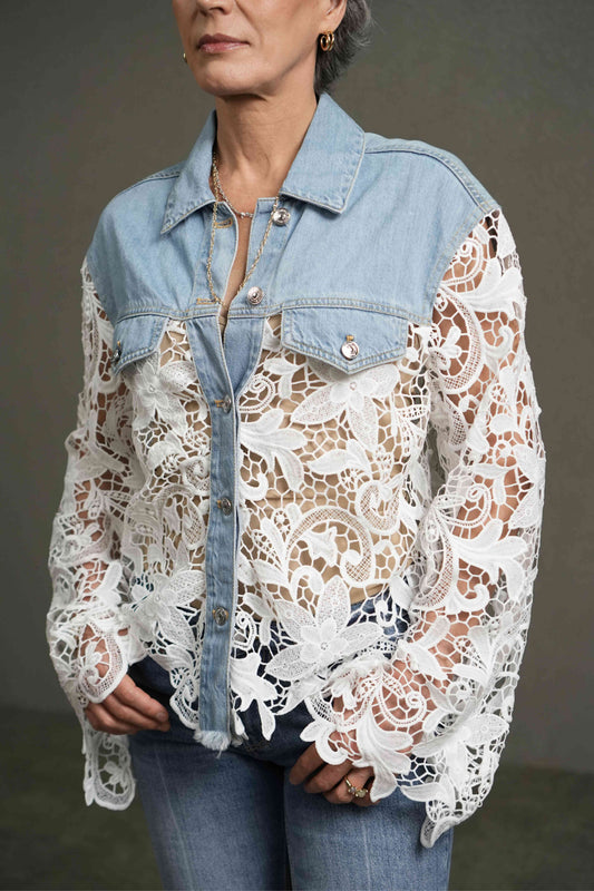 Veste en denim à empiècements de dentelle blanche