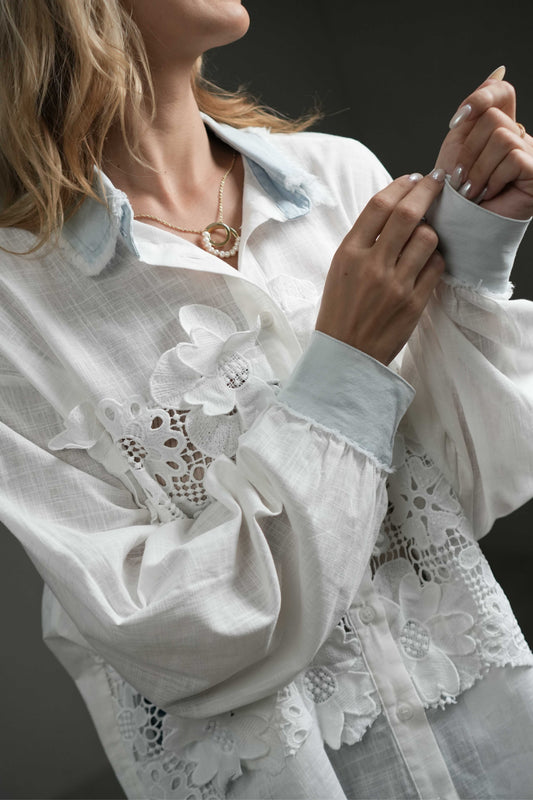 Chemise en jean à col en denim ornée d'appliqués floraux 3D blancs
