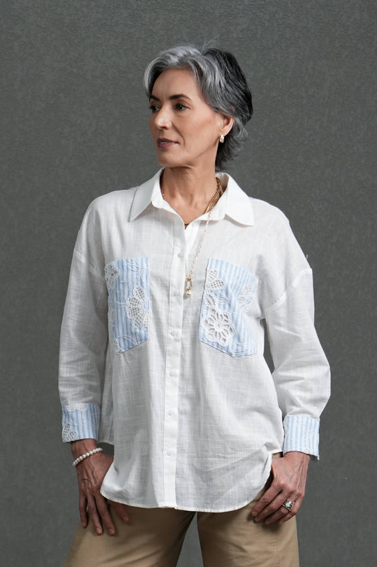 Chemise en coton blanc avec empiècement ajouré à rayures bleues