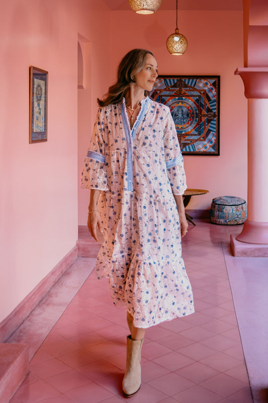 Robe longue bleue à broderies florales