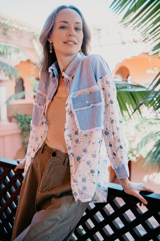 Chemise en denim ajouré à motifs floraux bleus
