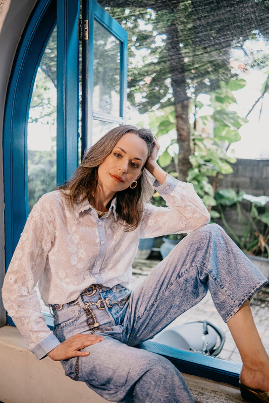 Chemise blanche brodée de strass avec bordure en denim