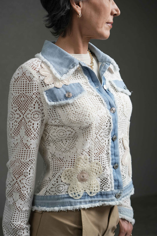 Veste en jean bleu clair à empiècements crochetés