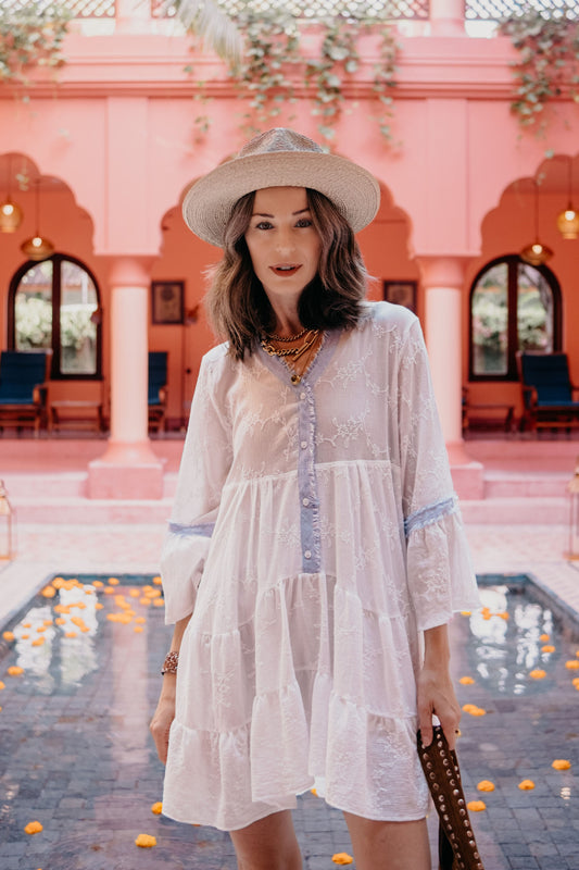 Robe courte blanche brodée avec bordure bleu clair